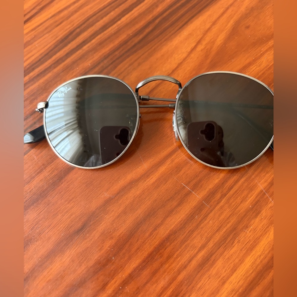 Ray-Ban Circular Sunglasses with Black Lenses and Silver Frames